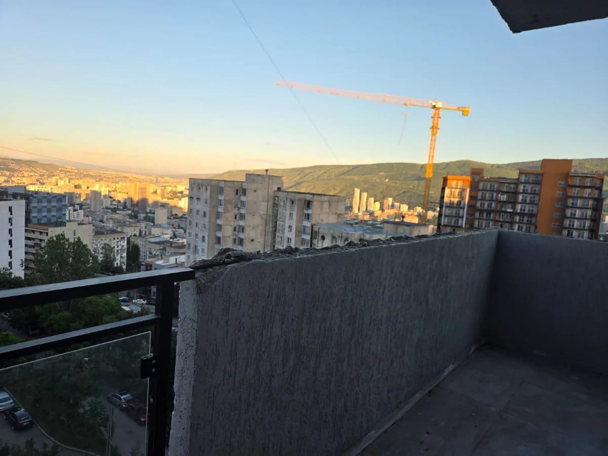 იყიდება 3 ოთახიანი ბინა ნუცუბიძის ფერდობში