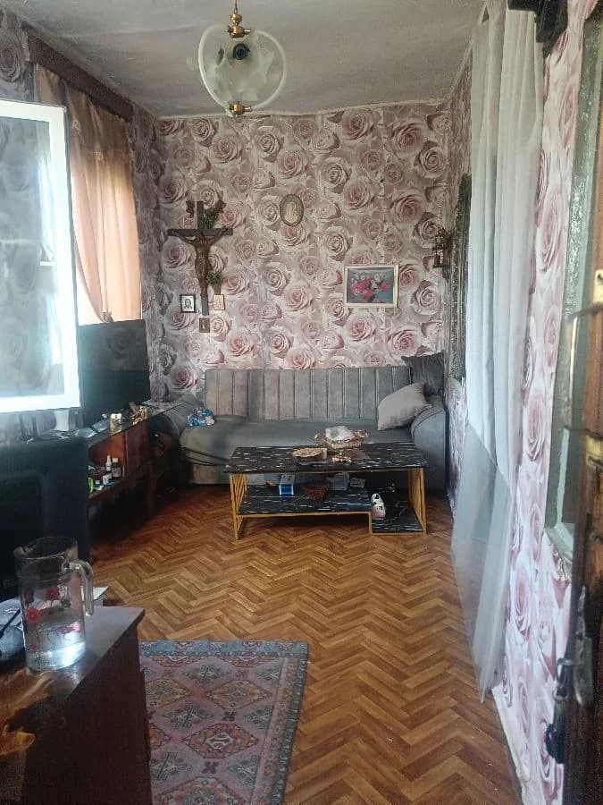 იყიდება 2 ოთახიანი კერძო სახლი სვანეთის უბანში