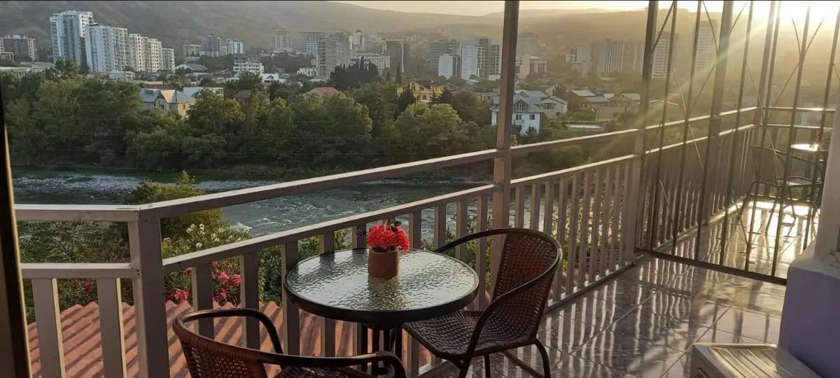 იყიდება 20 ოთახიანი სასტუმრო ისანში