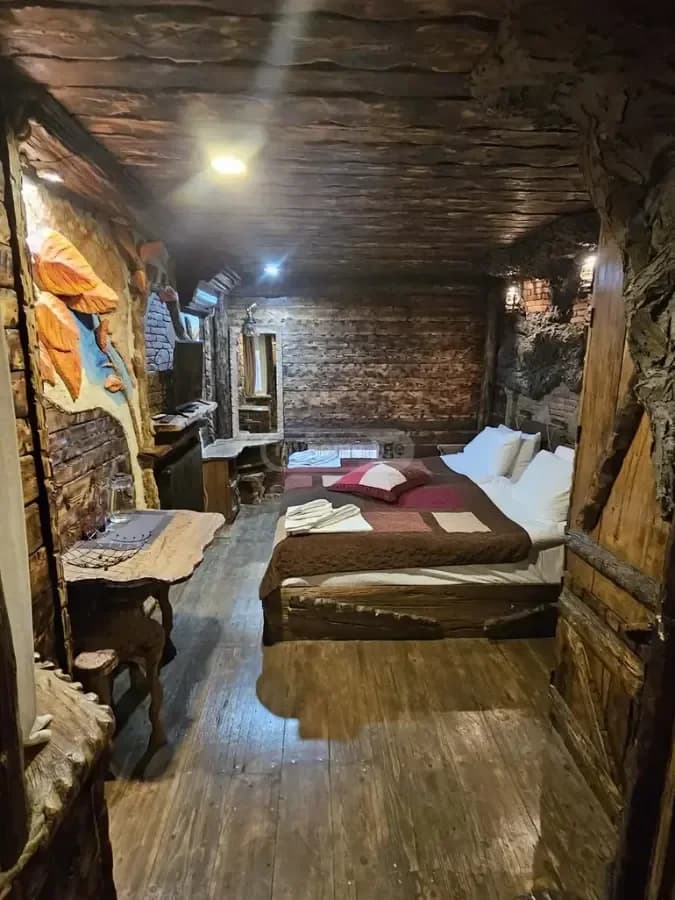 იყიდება 4 ოთახიანი სასტუმრო სოლოლაკში