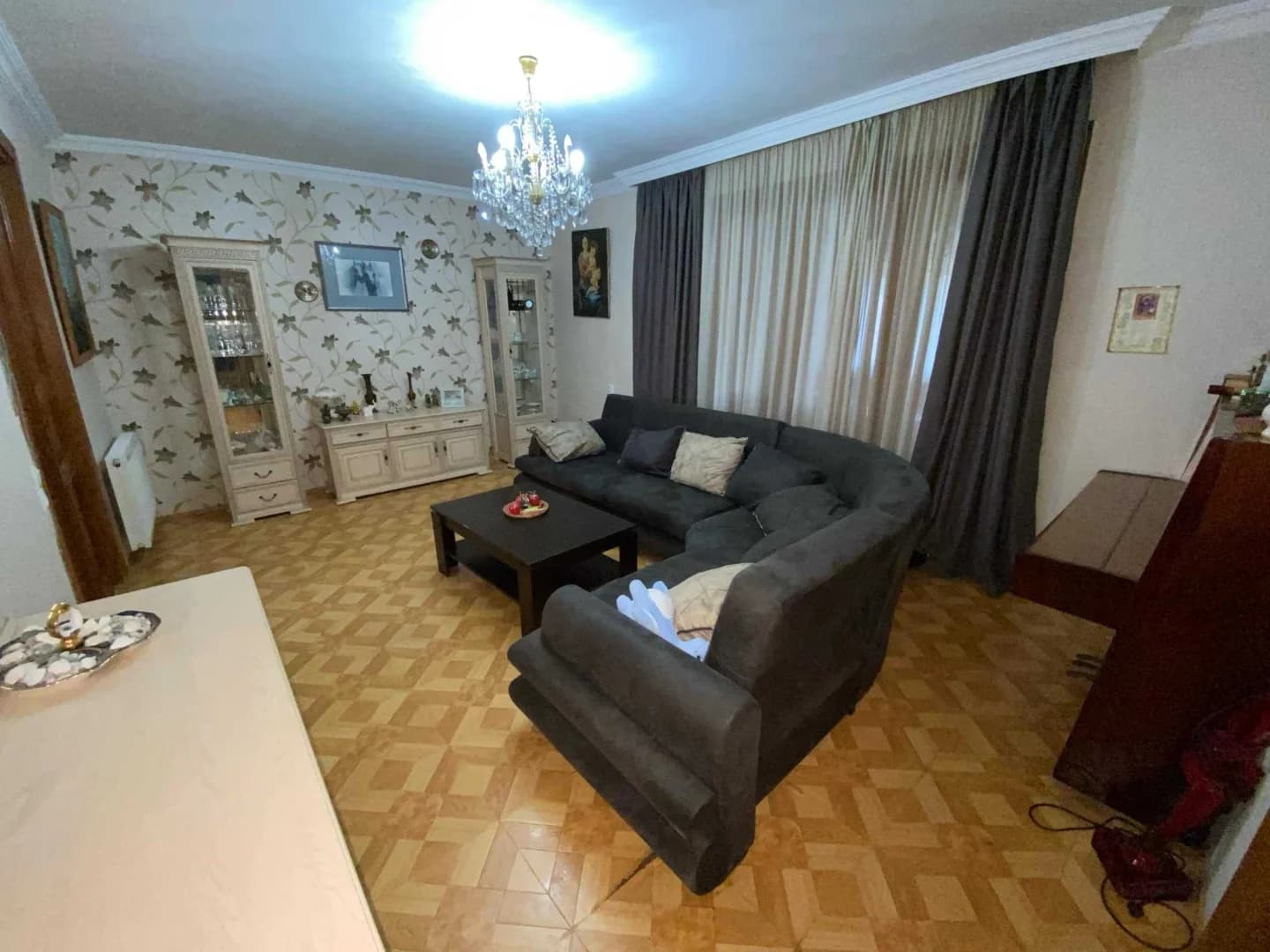 იყიდება 4 ოთახიანი ბინა ვაზისუბანში