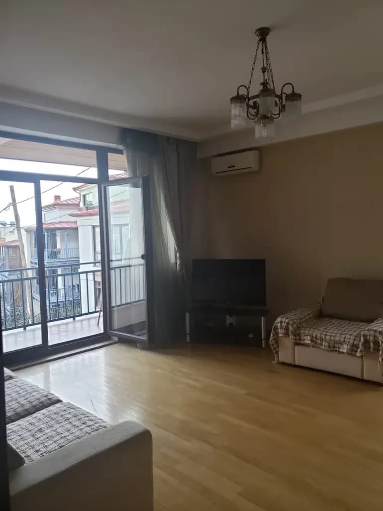 იყიდება 4 ოთახიანი ბინა მთაწმინდაზე