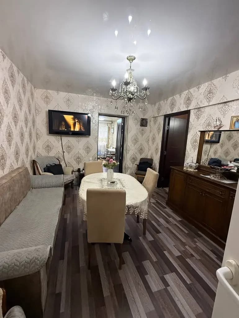 იყიდება 2 ოთახიანი ბინა სან. ზონა