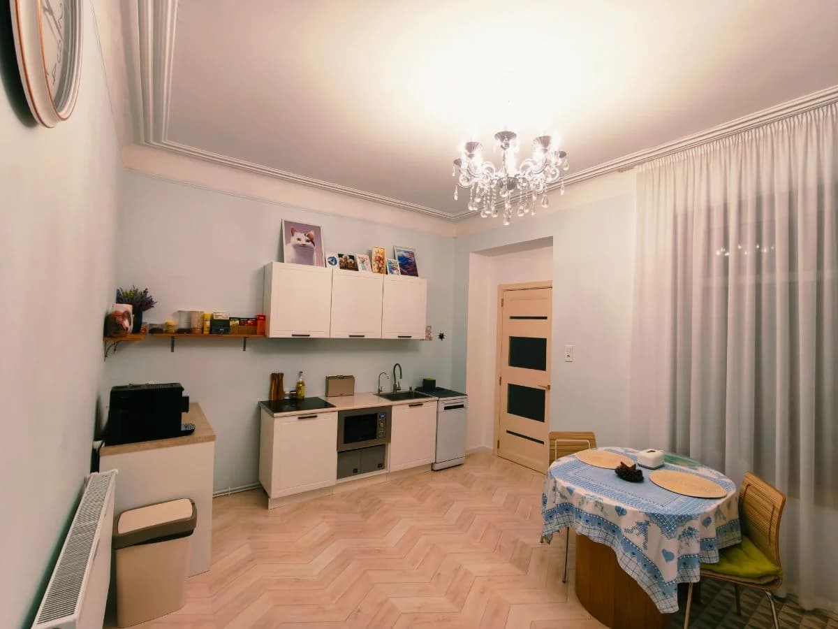 იყიდება 3 ოთახიანი ბინა სვანეთის უბანში