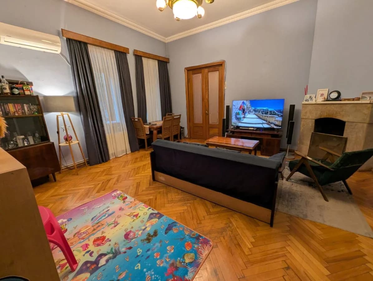 იყიდება 6 ოთახიანი ბინა სოლოლაკში