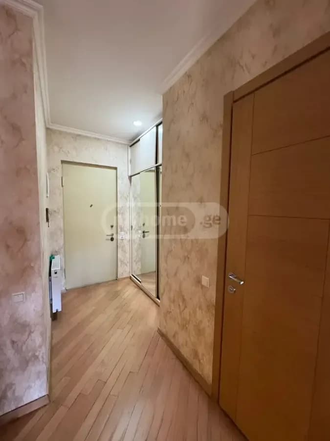 იყიდება 3 ოთახიანი ბინა ვერაზე (ფოტო 5)