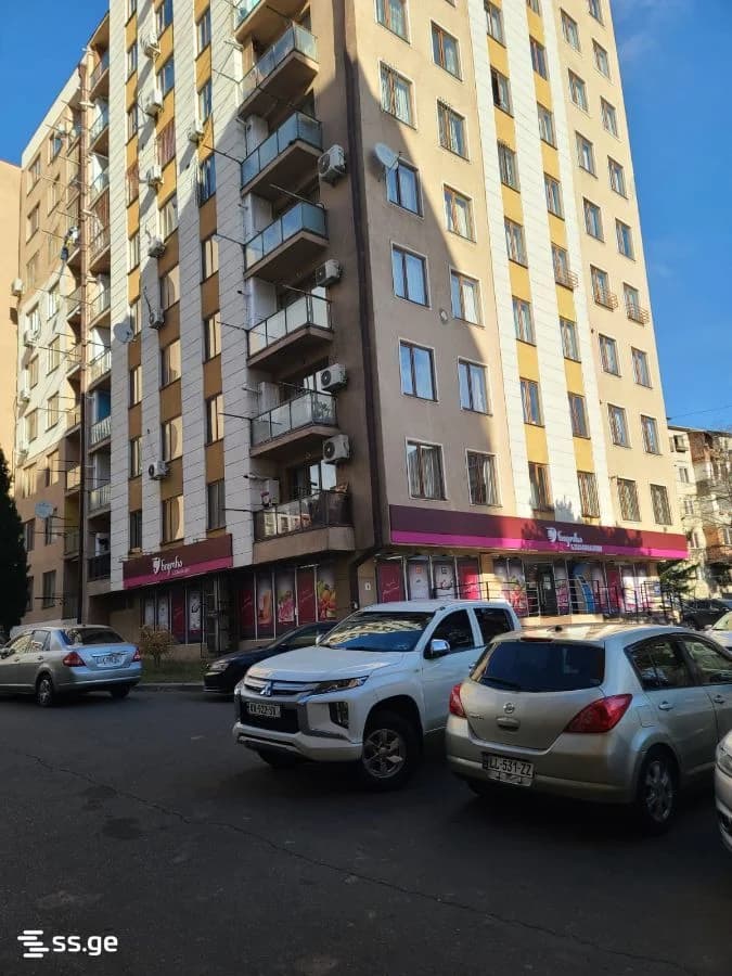 იყიდება 3 ოთახიანი ბინა სამგორში