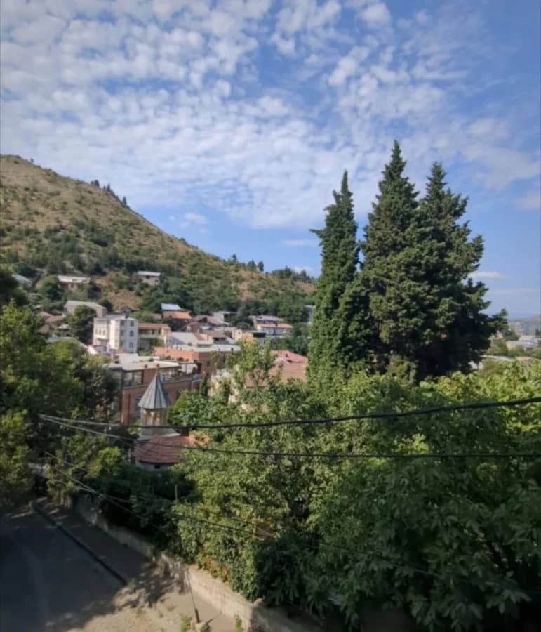 ქირავდება 2 ოთახიანი ბინა მთაწმინდაზე