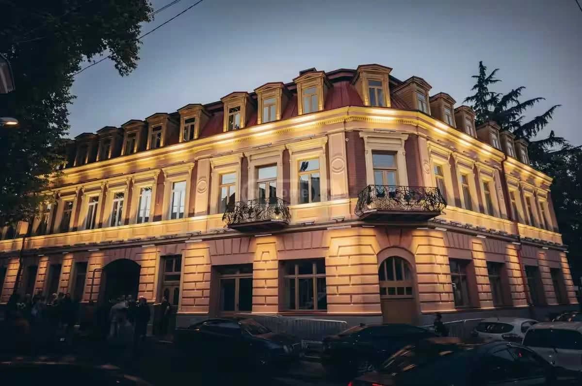 იყიდება 4 ოთახიანი ბინა ჩუღურეთში