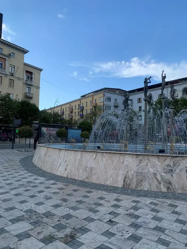 იყიდება 4 ოთახიანი ბინა ვაკეში