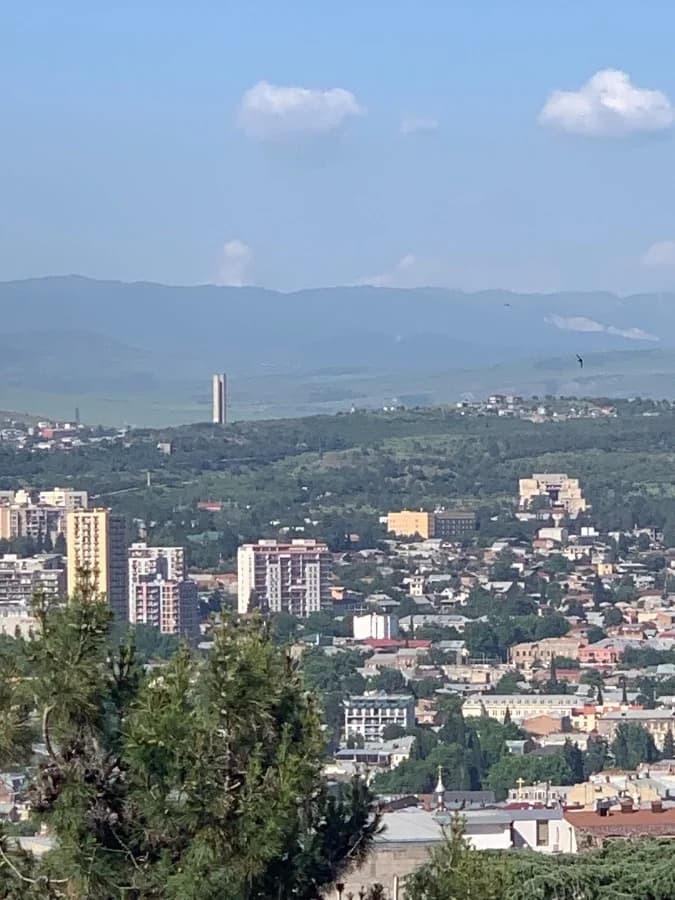იყიდება 4 ოთახიანი ბინა ვერაზე