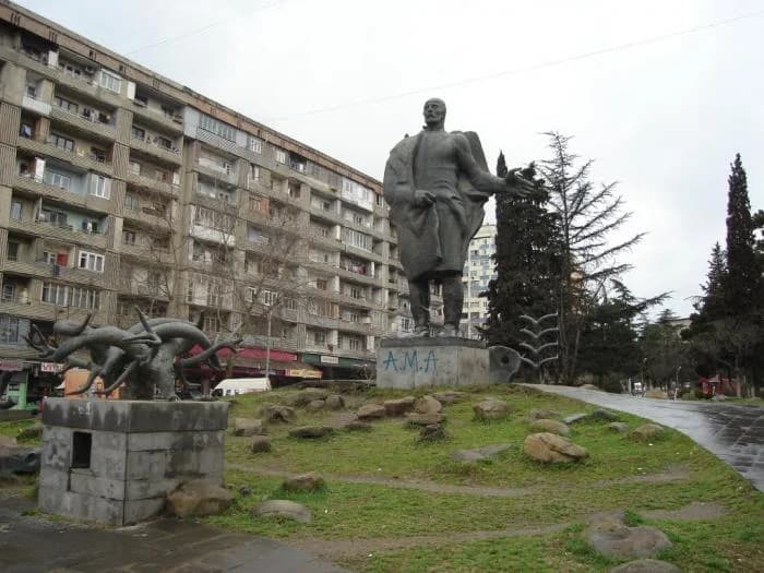 იყიდება 3 ოთახიანი ბინა საბურთალოზე
