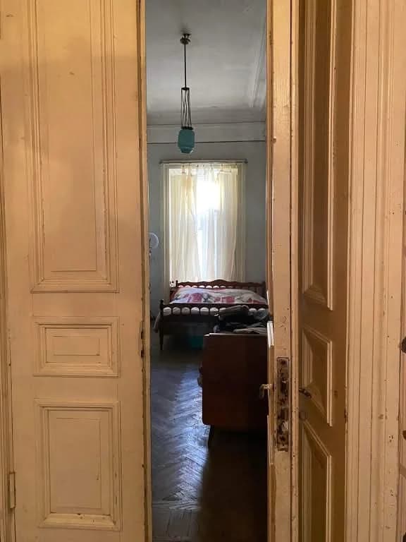 იყიდება 2 ოთახიანი ბინა სოლოლაკში